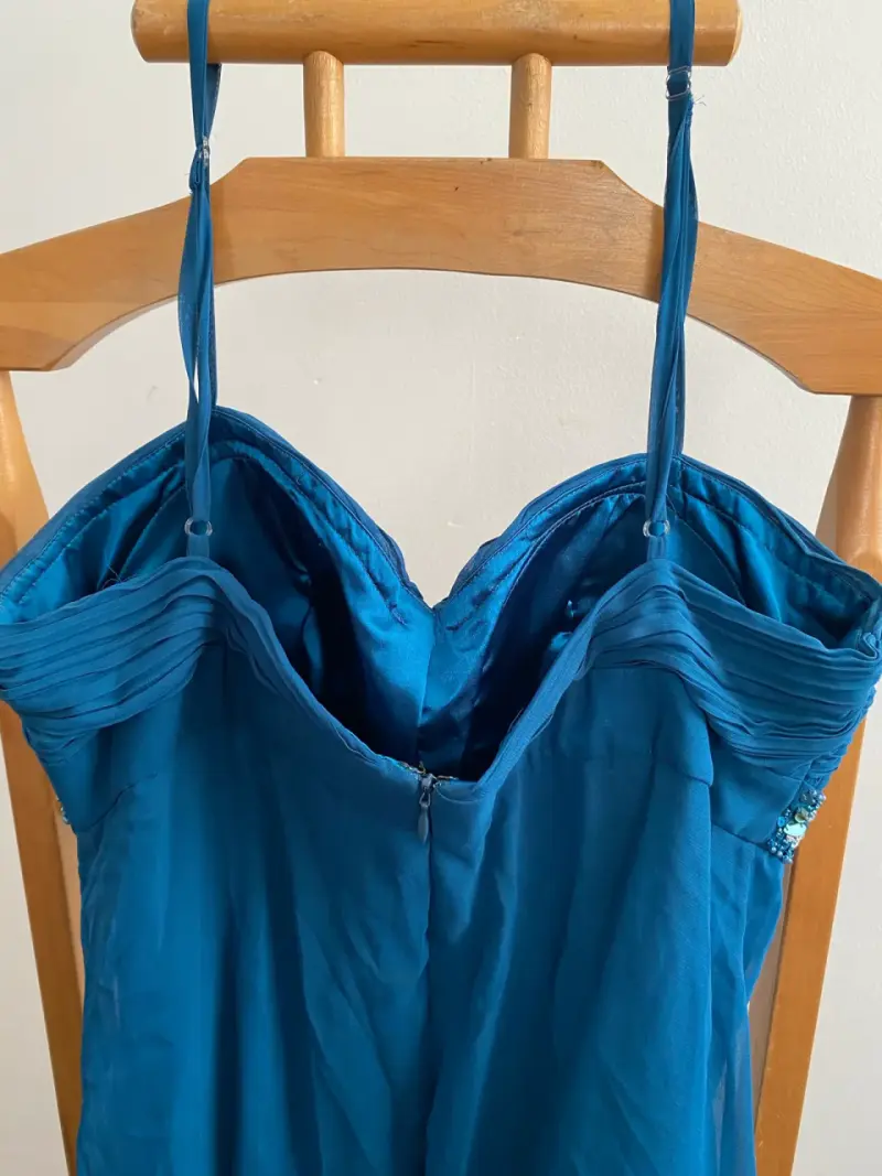 Vestido de noche azul con detalles brillantes - 4