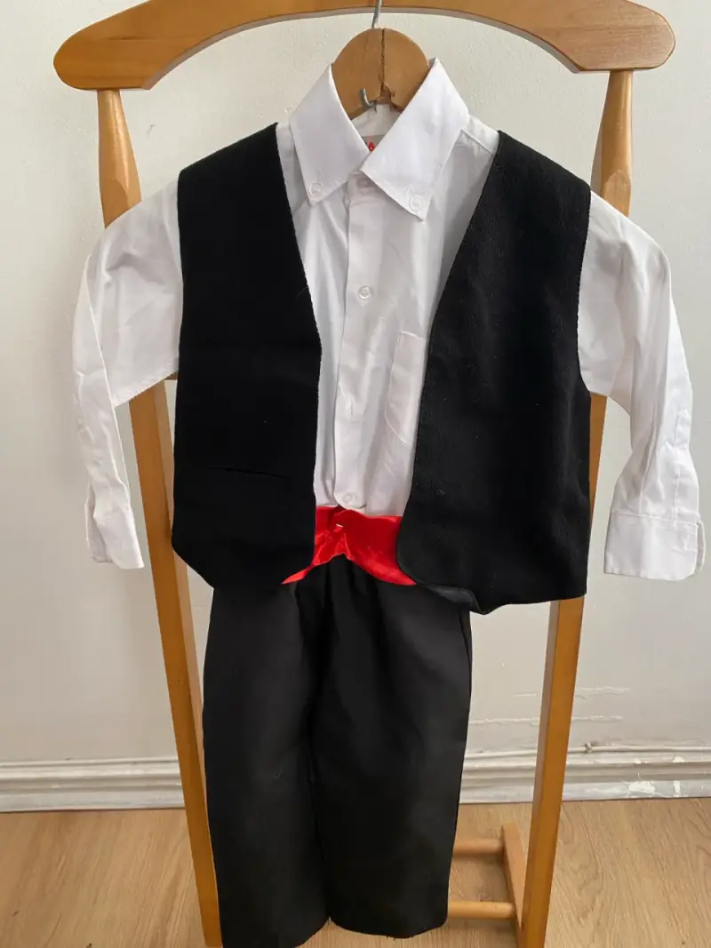 Traje típico infantil con chaleco bordado - 2