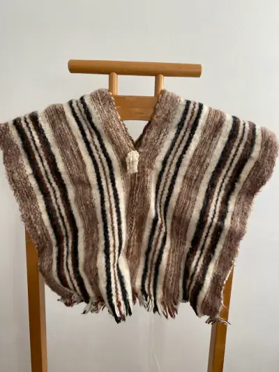 Poncho de lana artesanal con rayas - miniatura 1