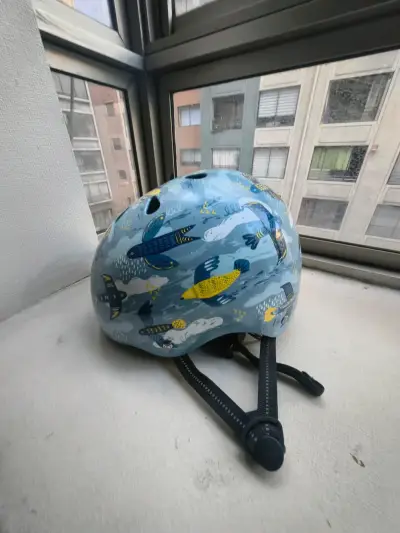 Bicicleta urbana verde con casco y candado - miniatura 3