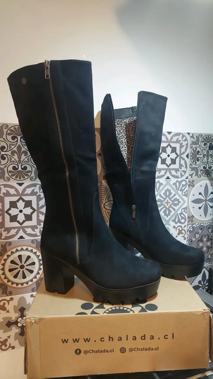 Botas negras de tacón alto con cierre lateral - 1