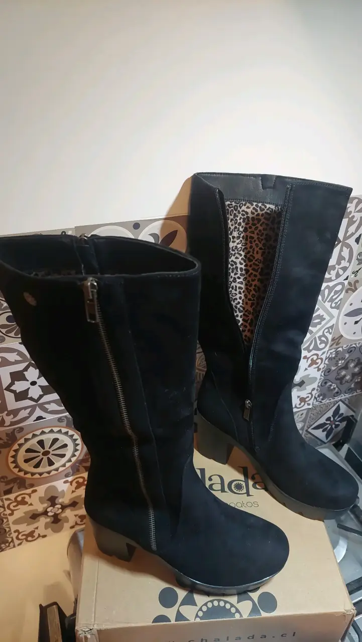 Botas negras de tacón alto con cierre lateral - 2