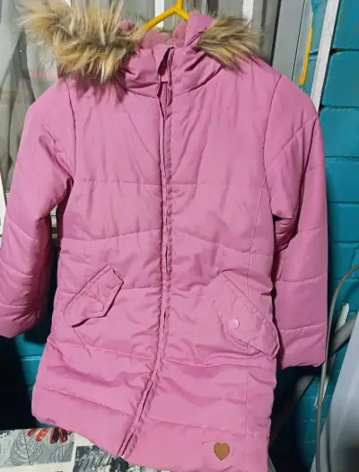 Abrigo de invierno rosado con capucha de piel sint - miniatura 1