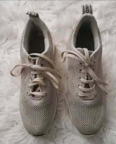 Zapatillas deportivas beige con detalles dorados - miniatura 1