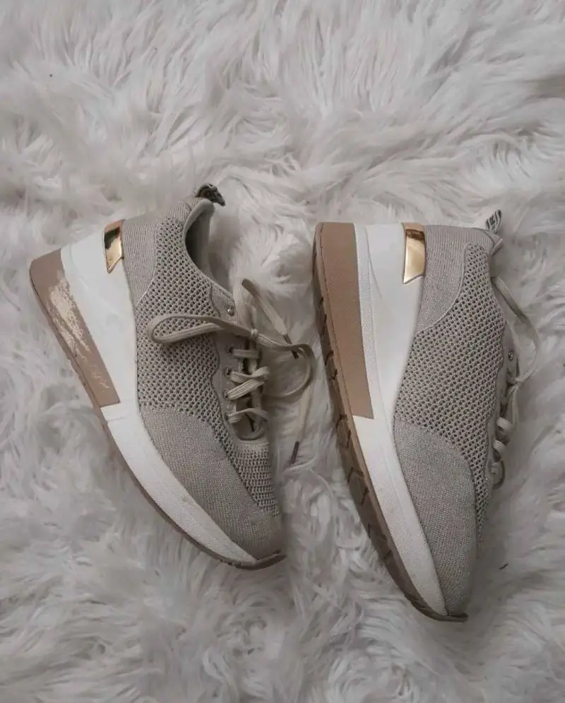 Zapatillas deportivas beige con detalles dorados - 2