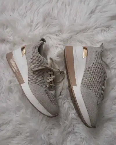 Zapatillas deportivas beige con detalles dorados - miniatura 2