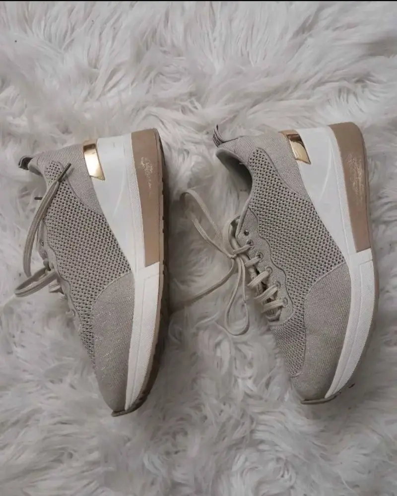 Zapatillas deportivas beige con detalles dorados - 3