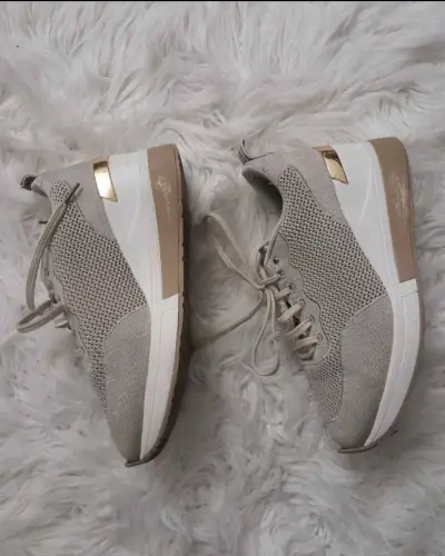 Zapatillas deportivas beige con detalles dorados - miniatura 3