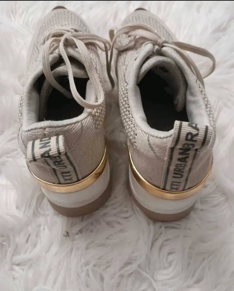 Zapatillas deportivas beige con detalles dorados - 4