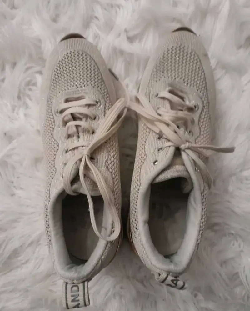 Zapatillas deportivas beige con detalles dorados - 5