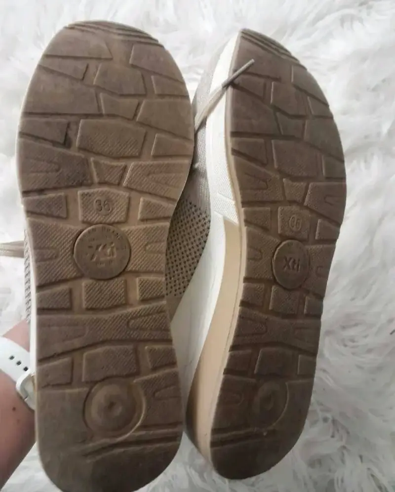 Zapatillas deportivas beige con detalles dorados - 6