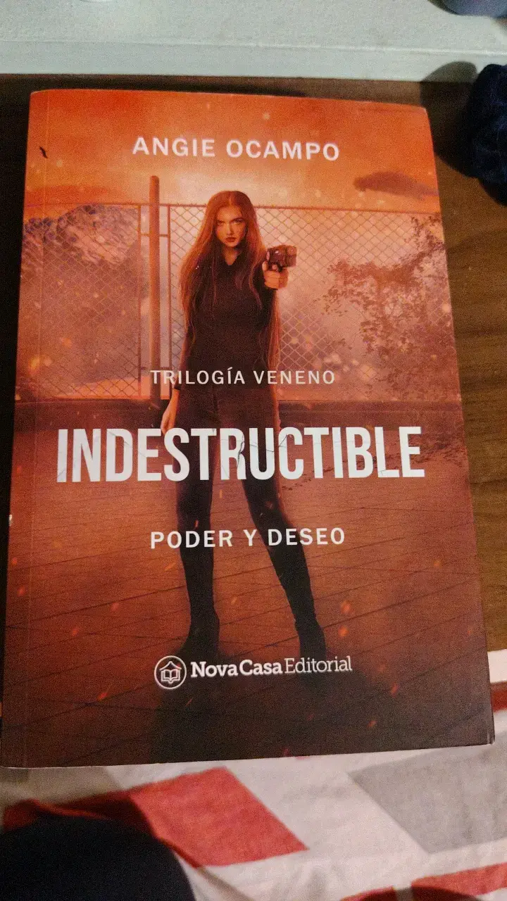 Libro 'Indestructible' de Angie Ocampo