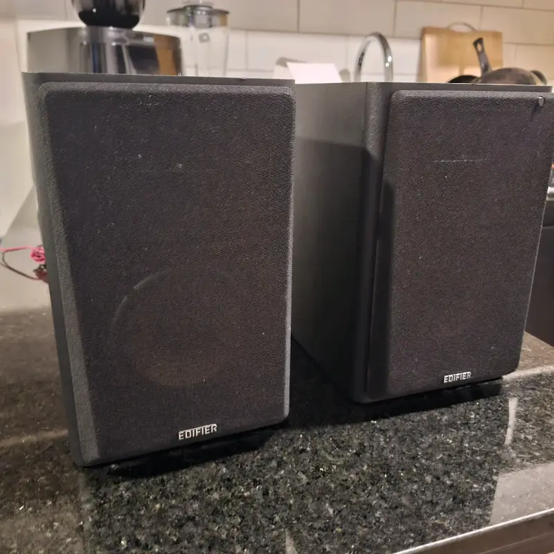 Parlantes Edifier R1000T4 multimedia