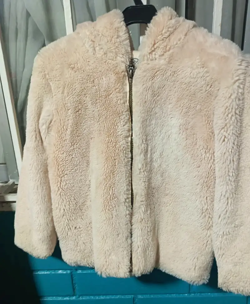 Chaqueta de piel sintética beige para mujer