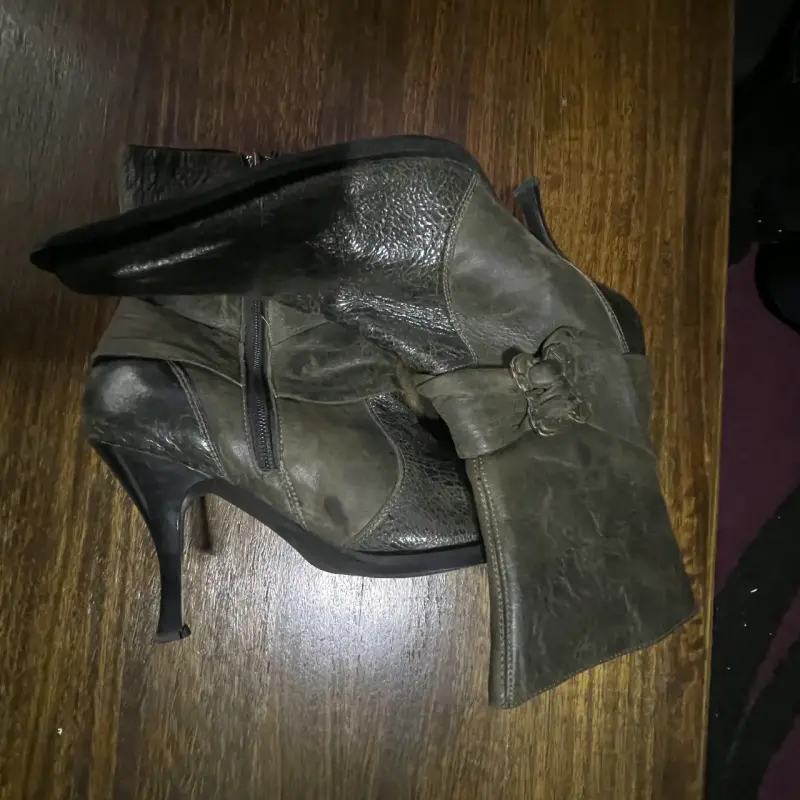 Botines de cuero negro con tacón alto - 1