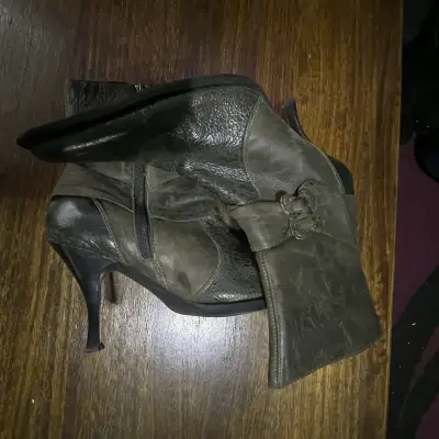 Botines de cuero negro con tacón alto - miniatura 1