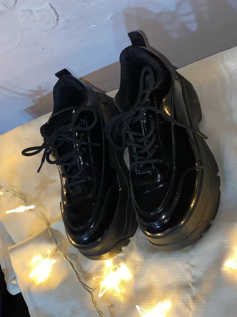 Zapatillas negras de charol con plataforma - 1