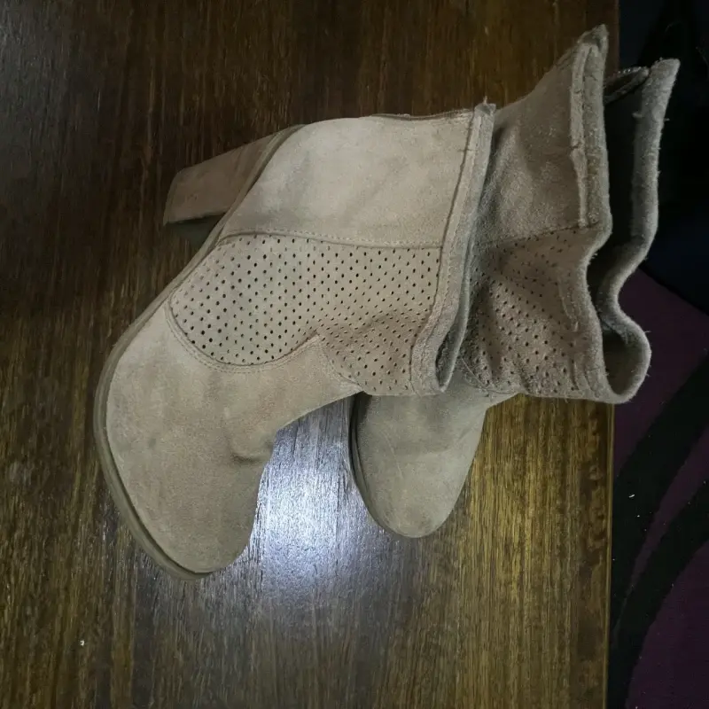 Botines de gamuza beige con tacón alto - 2