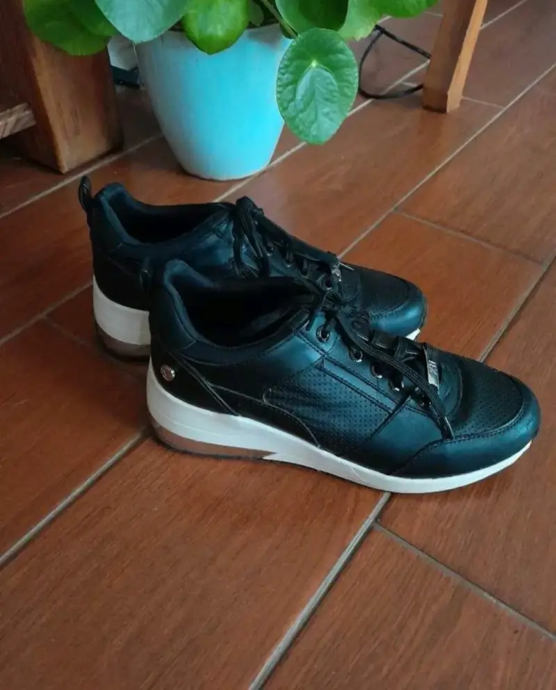 Zapatillas negras para mujer - 1