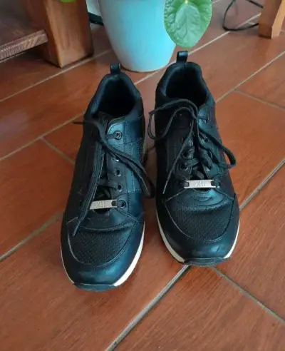 Zapatillas negras para mujer - miniatura 2