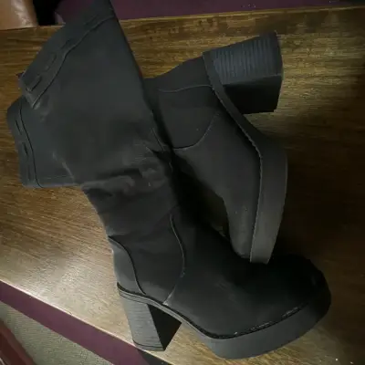 Botas negras de tacón alto para mujer - miniatura 1