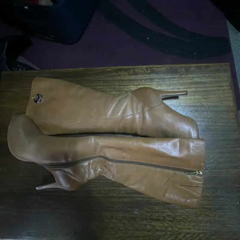 Botas de cuero marrón con tacón alto - 1