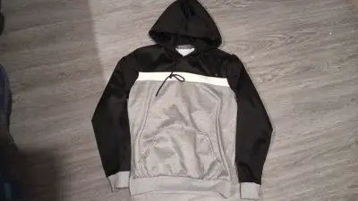 Polerón con capucha bicolor gris y negro - miniatura 1