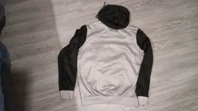 Polerón con capucha bicolor gris y negro - miniatura 2