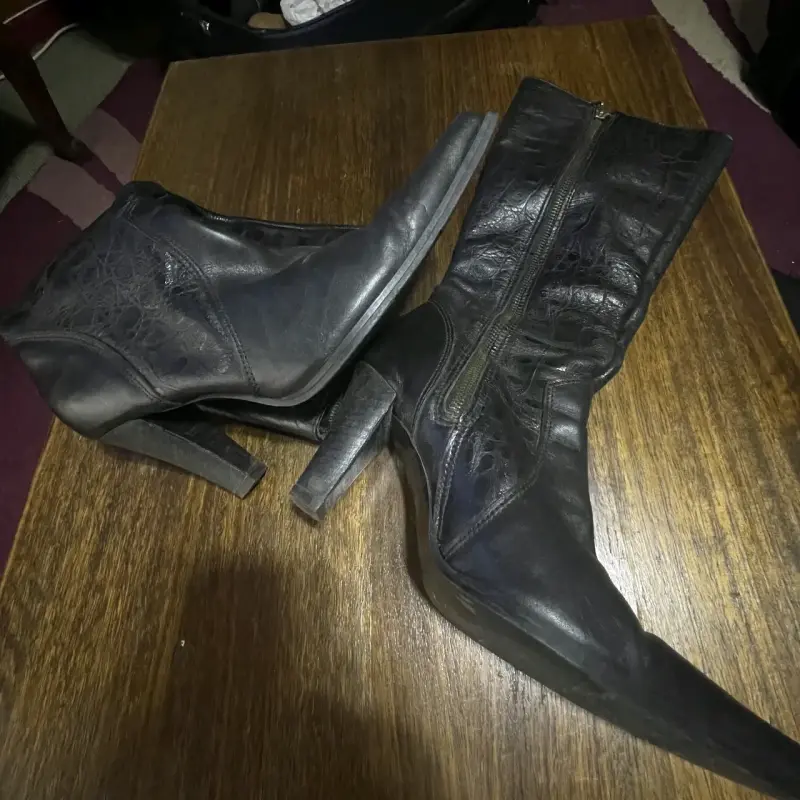 Botas de cuero negro con tacón alto - 1