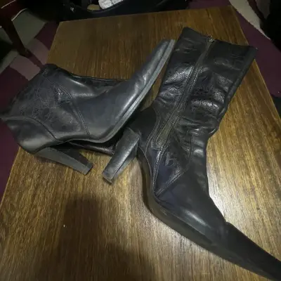 Botas de cuero negro con tacón alto - miniatura 1