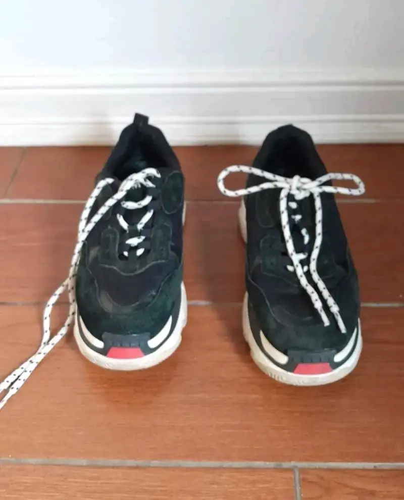 Zapatillas deportivas negras con detalles rojos - 1