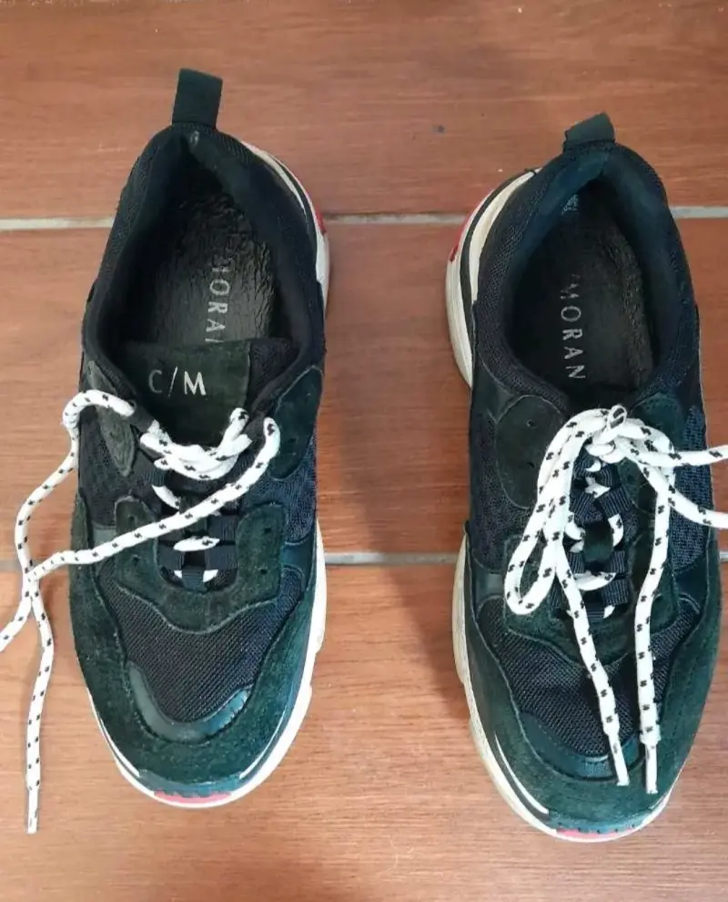 Zapatillas deportivas negras con detalles rojos - 2