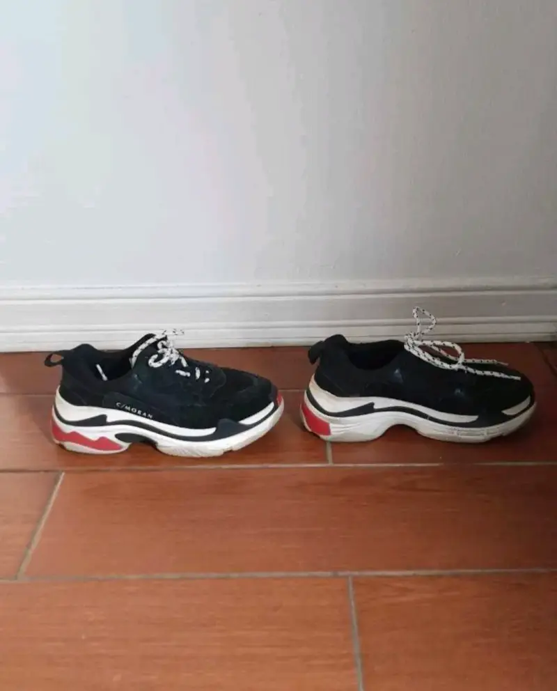 Zapatillas deportivas negras con detalles rojos - 3