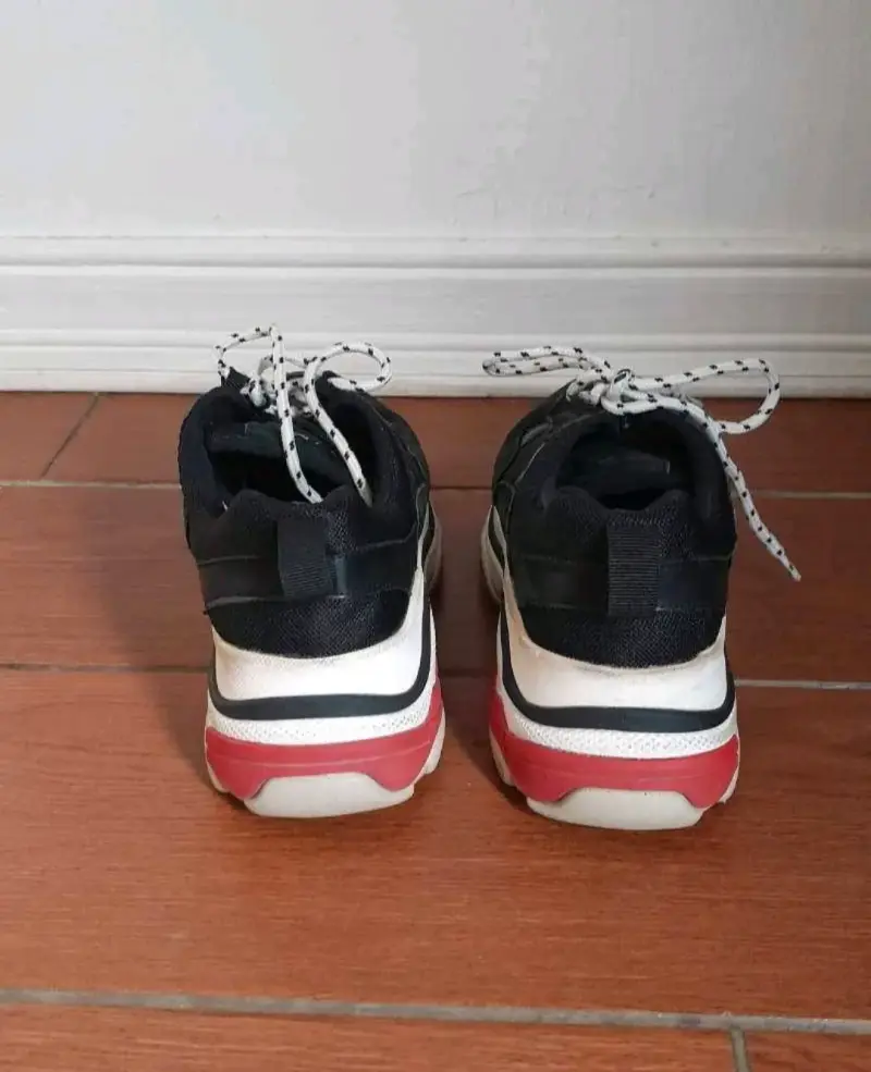 Zapatillas deportivas negras con detalles rojos - 4