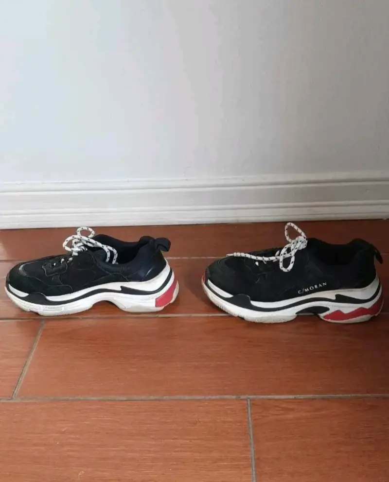 Zapatillas deportivas negras con detalles rojos - 5