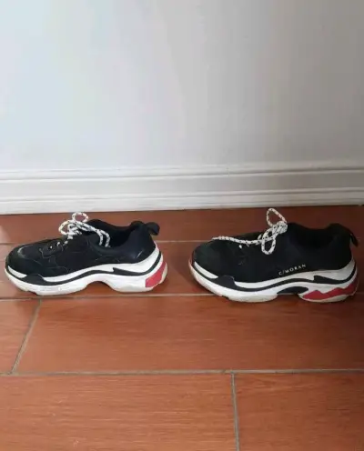 Zapatillas deportivas negras con detalles rojos - miniatura 5
