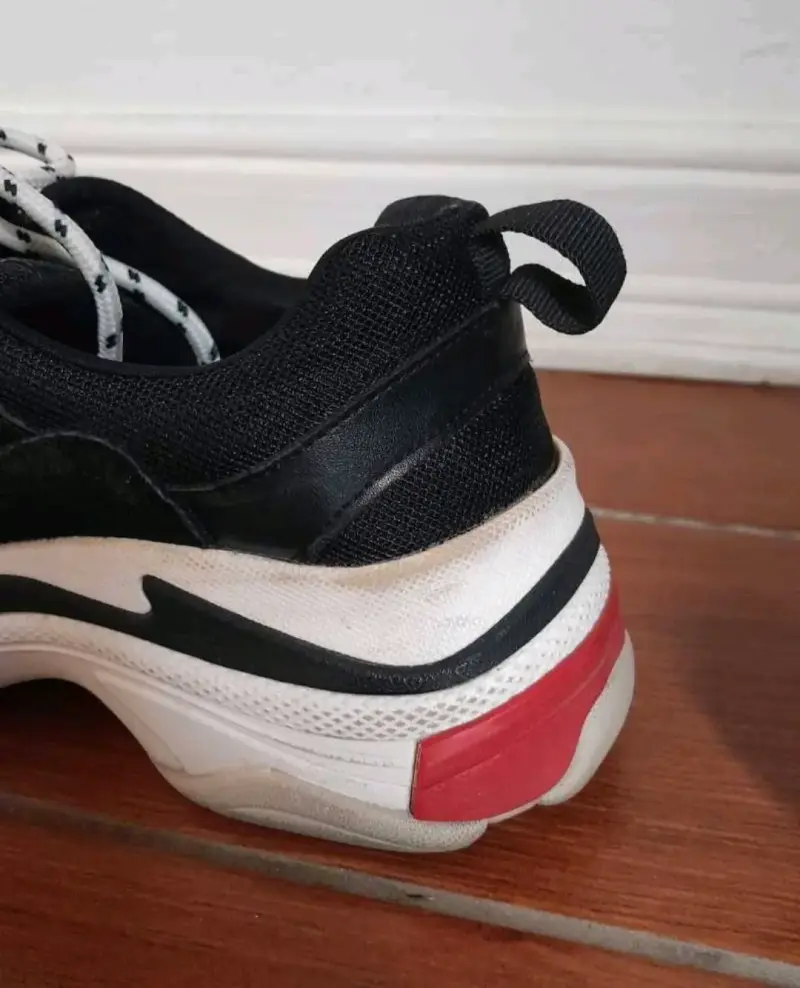 Zapatillas deportivas negras con detalles rojos - 6