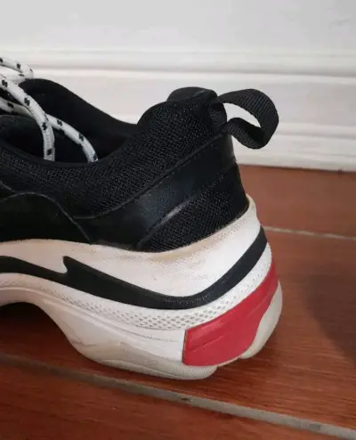 Zapatillas deportivas negras con detalles rojos - miniatura 6