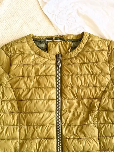 Chaqueta acolchada verde oliva para mujer - miniatura 2