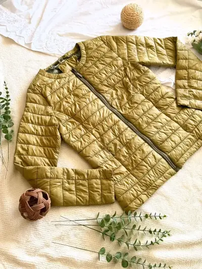 Chaqueta acolchada verde oliva para mujer - miniatura 4