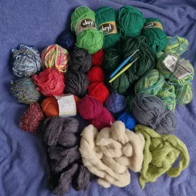 Lote de lanas de colores variados - miniatura 2