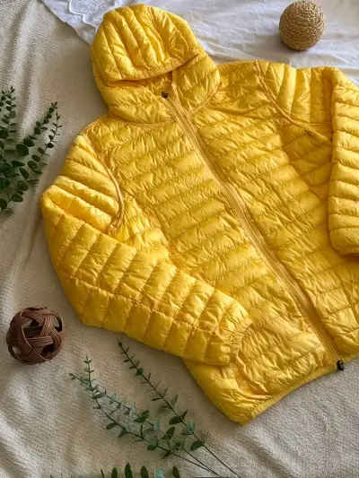 Chaqueta acolchada amarilla con capucha para mujer - miniatura 1