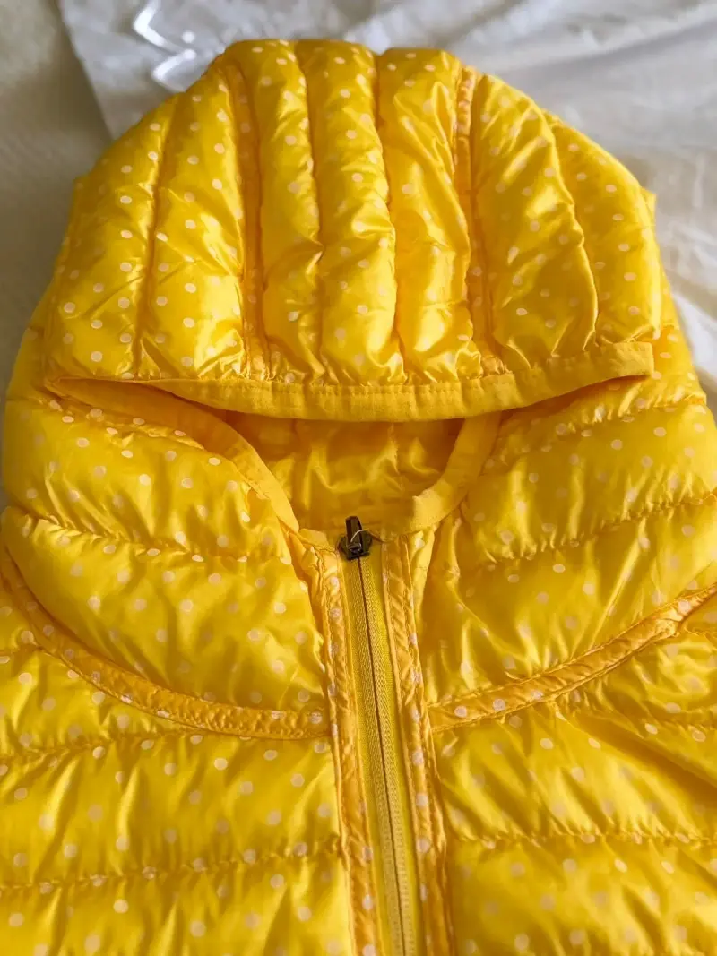 Chaqueta acolchada amarilla con capucha para mujer - 2