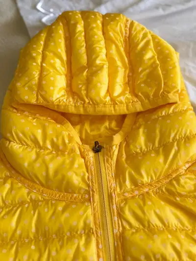 Chaqueta acolchada amarilla con capucha para mujer - miniatura 2