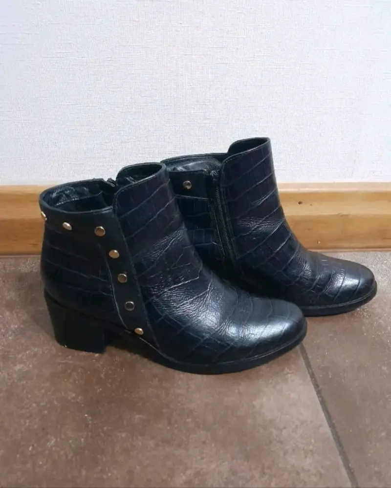 Botines de cuero negro con textura y tachas - 1