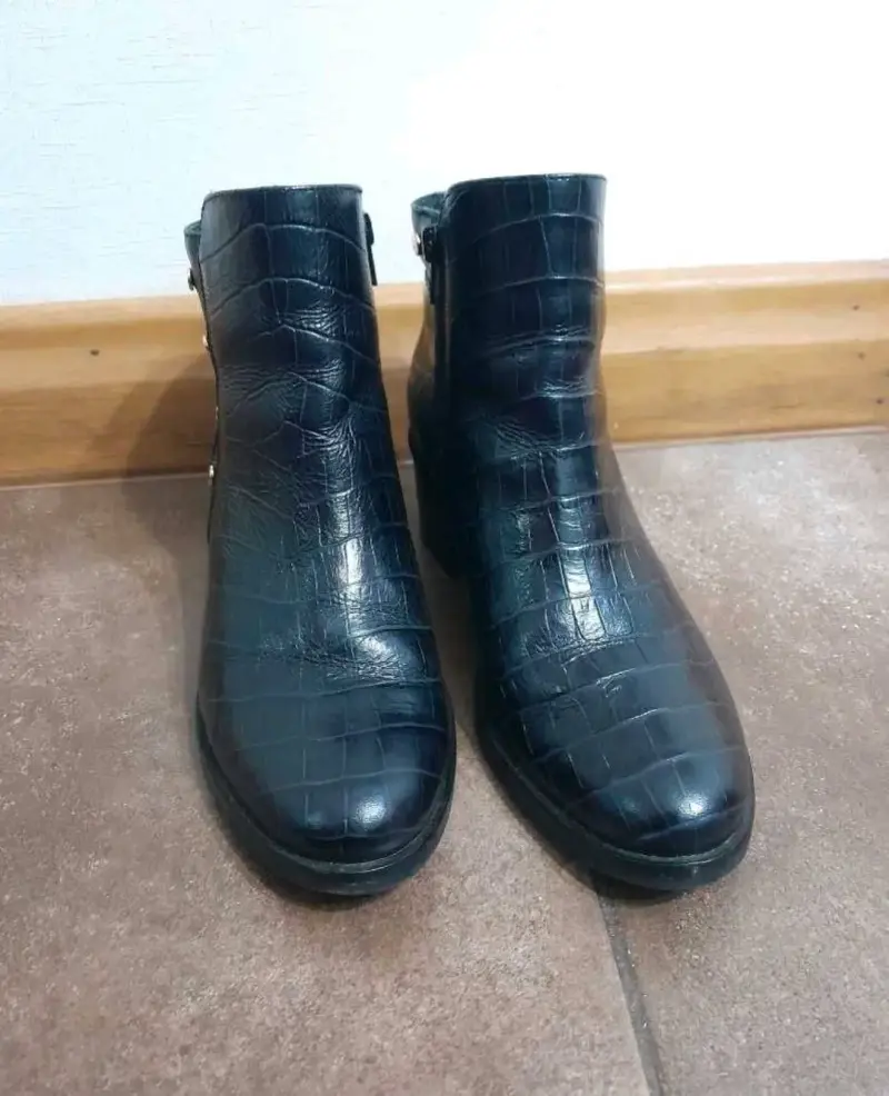 Botines de cuero negro con textura y tachas - 2