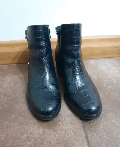 Botines de cuero negro con textura y tachas - miniatura 2
