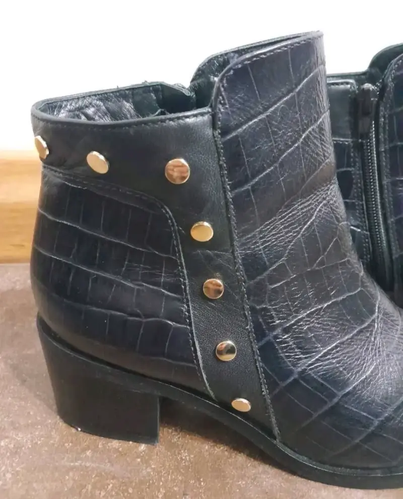 Botines de cuero negro con textura y tachas - 3
