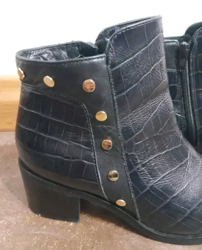 Botines de cuero negro con textura y tachas - miniatura 3