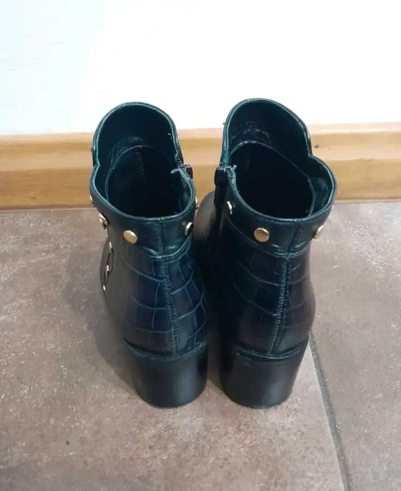 Botines de cuero negro con textura y tachas - 4